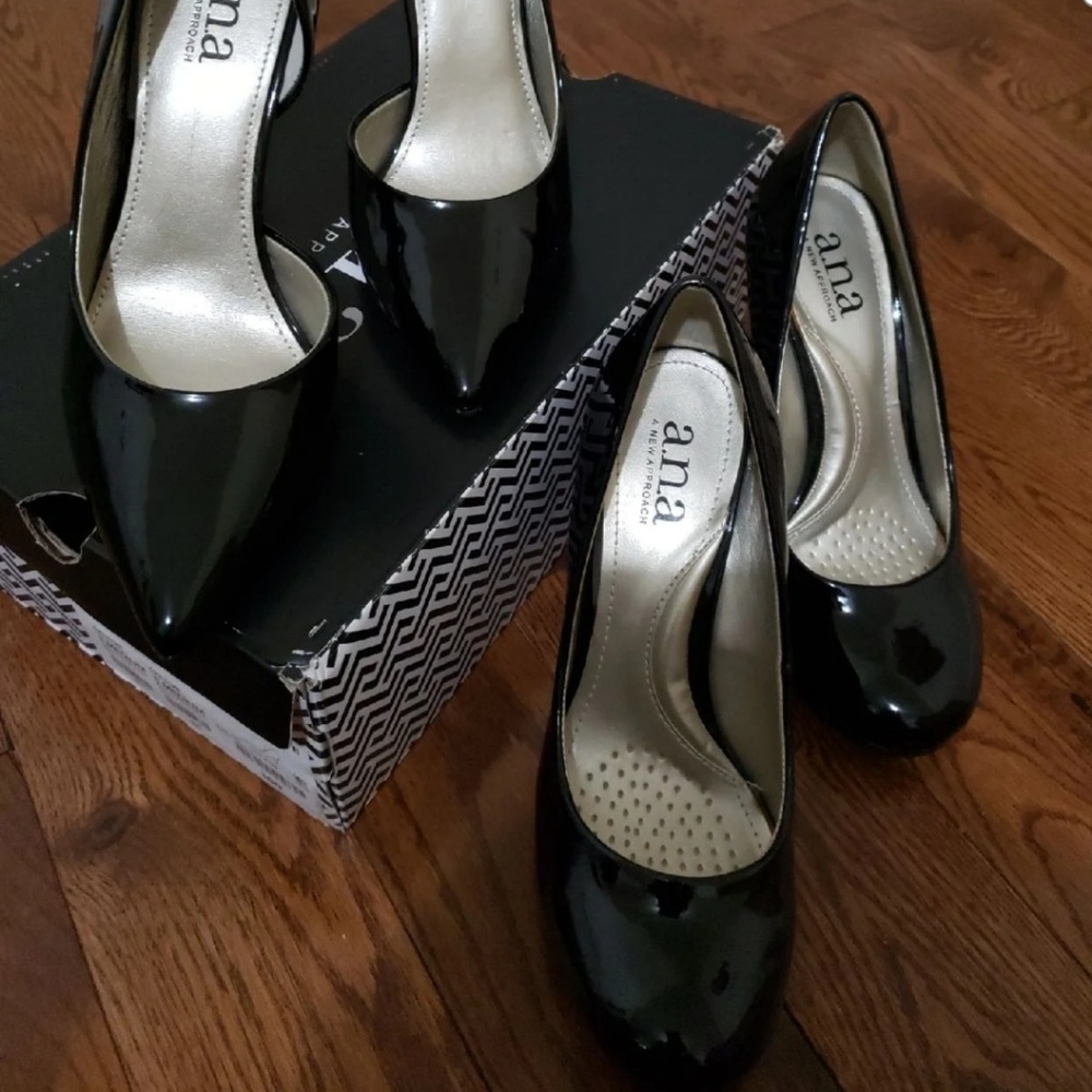 Ladies black pumps size 5